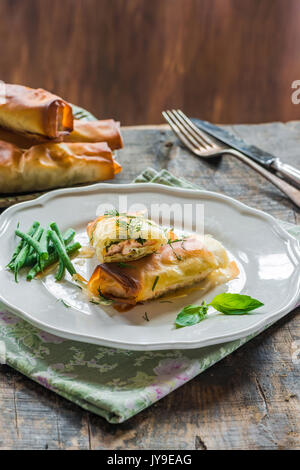 Salmone e basilico burro filo di pacchi con fagiolini Foto Stock