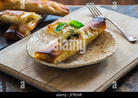 Salmone e basilico burro filo pacchi Foto Stock