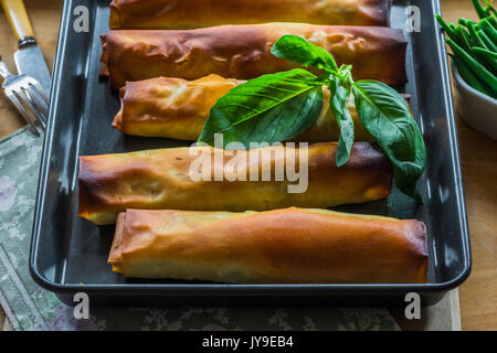 Salmone e basilico burro filo di pacchi con fagiolini Foto Stock