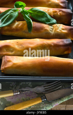 Salmone e basilico burro filo pacchi Foto Stock