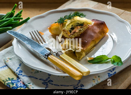 Salmone e basilico burro filo di pacchi con fagiolini Foto Stock