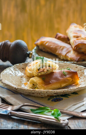 Salmone e basilico burro filo pacchi Foto Stock