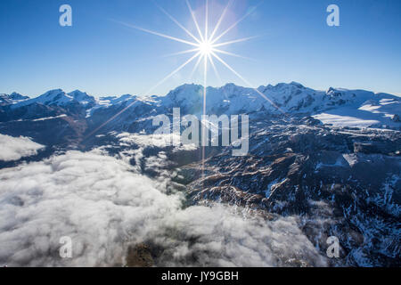 Vista aerea del Monte Rosa gruppo illuminato dai raggi del sole. Zermatt. La Svizzera. Europa Foto Stock