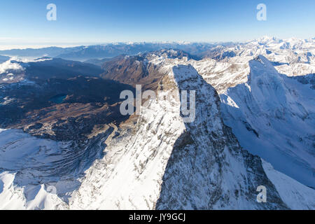 Vista aerea del picco innevato del Cervino con il villaggio alpino di Cervinia in background Zermatt cantone del Vallese Svizzera Europa Foto Stock