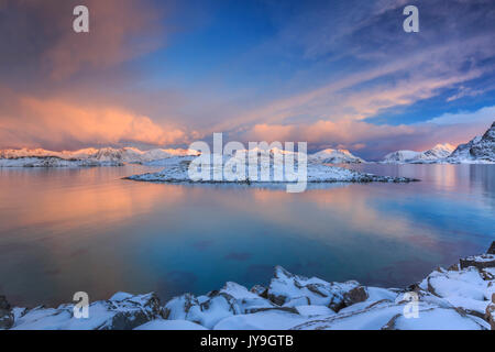 Il sorgere del sole illumina i colori sul fiordo di henningsvaer. isole Lofoten. Norvegia. l'Europa Foto Stock