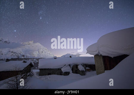 Notte stellata di spluga capanne vicino a maloja pass. Engadina. svizzera. l'Europa Foto Stock