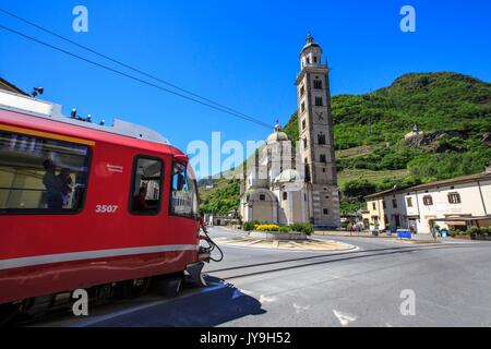 Partenza del Bernina Express da Tirano. Questa cittadina situata al centro della Valtellina è stata in grado di sviluppare grazie a questo treno qui riporta Foto Stock