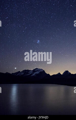 Notte stellata sul gran paradiso vista gamma dal lago rosset. Alpi Graie. Colle del Nivolet. Foto Stock