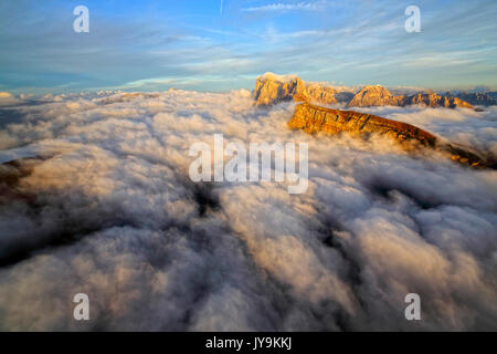 Riprese aeree dal Seceda delle Odle circondato da nuvole al tramonto. Dolomiti Val di Funes Trentino Alto Adige South Tyrol Italia Europa Foto Stock