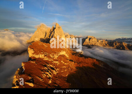 Riprese aeree dal Seceda delle Odle circondato da nuvole al tramonto. Dolomiti Val di Funes Trentino Alto Adige South Tyrol Italia Europa Foto Stock