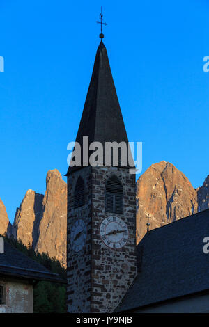 La Chiesa di Ranui e il gruppo delle Odle in background. A Santa Maddalena Val di Funes Dolomiti Alto Adige Italia Europa Foto Stock