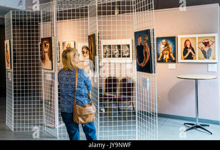 Donna visualizzazione GicleÃ fotografico© stampe di tatuati persone; Paquette Gallery; SteamPlant Event Center; Salida; Colorado; USA Foto Stock