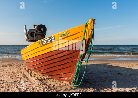 DEBKI, Polonia, 15 AGOSTO 2017: tradizionale barca da pesca sulla spiaggia di sabbia nel villaggio di Debki, Mar Baltico, Polonia. Foto Stock