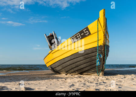 DEBKI, Polonia, 15 AGOSTO 2017: tradizionale barca da pesca sulla spiaggia di sabbia nel villaggio di Debki, Mar Baltico, Polonia. Foto Stock