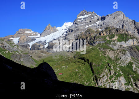 Escursionista ammira il lago Oeschinensee Oberland Bernese Kandersteg Cantone di Berna in Svizzera Europa Foto Stock