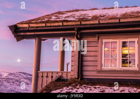 Meraker Lodge illuminato dalle prime luci del mattino Trøndelag Norvegia Europa Foto Stock