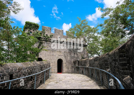 Hushan grande muro è il più orientale noto parte della Grande Muraglia Cinese. Si corre per 1500 metri a nord della città cinese di Dandong, Cina. Foto Stock