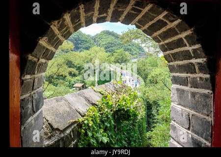 Hushan grande muro è il più orientale noto parte della Grande Muraglia Cinese. Si corre per 1500 metri a nord della città cinese di Dandong, Cina. Foto Stock