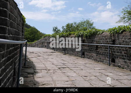 Hushan grande muro è il più orientale noto parte della Grande Muraglia Cinese. Si corre per 1500 metri a nord della città cinese di Dandong, Cina. Foto Stock