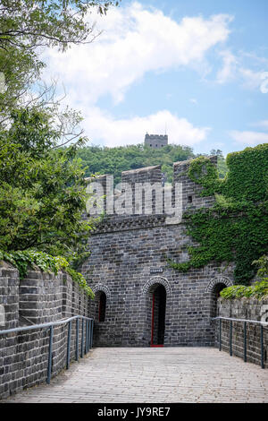 Hushan grande muro è il più orientale noto parte della Grande Muraglia Cinese. Si corre per 1500 metri a nord della città cinese di Dandong, Cina. Foto Stock