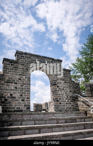 Hushan grande muro è il più orientale noto parte della Grande Muraglia Cinese. Si corre per 1500 metri a nord della città cinese di Dandong, Cina. Foto Stock