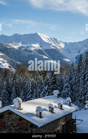 Coperta di neve hut e boschi di Monte Lago sullo sfondo tagliate di sopra di Gerola Alta Valtellina Lombardia Italia Europa Foto Stock