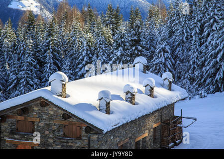 Coperta di neve hut e boschi tagliate di sopra di Gerola Alta Valtellina Lombardia Italia Europa Foto Stock