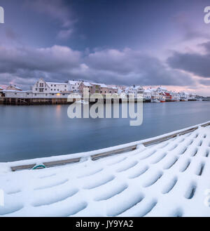 Il tipico villaggio di pescatori di Henningsvaer circondato dal freddo mare Isole Lofoten Norvegia del Nord Europa Foto Stock