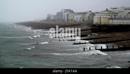 AJAXNETPHOTO. 2017. WORTHING, Inghilterra. - Mare mosso pastelle costa - tempeste martelli la ripida spiaggia di ciottoli protetta da fenomeni di erosione da parte di numerosi pennelli in legno. Foto:JONATHAN EASTLAND/AJAX REF:GX171608 233 Foto Stock