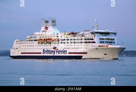 AJAXNETPHOTO. 16agosto, 2017. PORTSMOUTH, Inghilterra. - BRITTANY FERRIES cross channel di traghetto per trasporto auto e passeggeri NORMANDIE verso l'interno legati all'alba. Foto:JONATHAN EASTLAND/AJAX REF:D171608 6734 Foto Stock