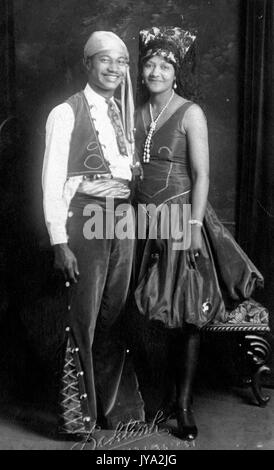 African-american giovane, un uomo e una donna, sorridente e posare per un ritratto in studio, indossando stile pirata costumi, 1925. Foto Stock