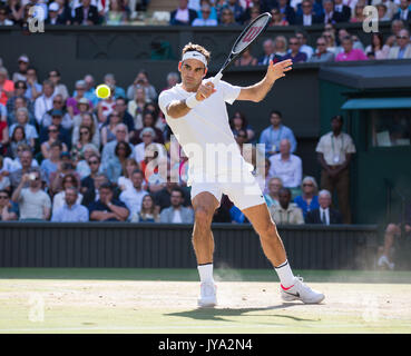 ROGER FEDERER in azione a Wimbledon . Foto Stock