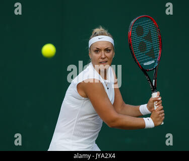 SABINE LISICKI (GER) in azione Wimbledon Tennis Championships 2017, Londra, Gran Bretagna, Regno Unito. Foto Stock