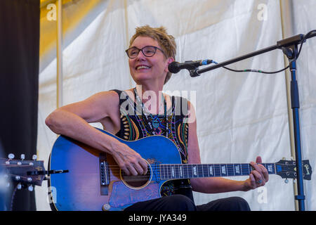 Eliza Gilkyson esegue a Canmore Folk Music Festival, Canmore, Alberta, Canada Foto Stock