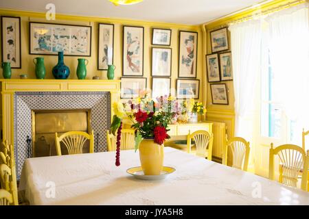 All'interno della casa francese del pittore impressionista Claude Monet gialla della sala da pranzo Foto Stock