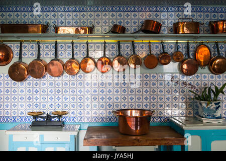 All'interno della casa francese del pittore impressionista Claude Monet, la cucina con pentole in rame Foto Stock