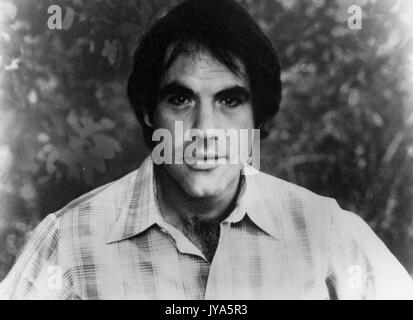 Un headshot di comico, cantante e attore americano Robert Klein che indossa una camicia collata di gingham alla fiera di primavera, un festival di primavera gestito da studenti, alla Johns Hopkins University, Baltimora, Maryland. Aprile 1978. Foto Stock