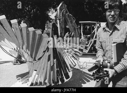 Costruzione della scultura centenaria, creata dallo scultore David Brown per celebrare il centesimo anniversario della fondazione della Johns Hopkins University nel campus di Homewood dell'Università di Baltimora, Maryland. 1976. Foto Stock