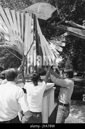 Costruzione della scultura centenaria, creata dallo scultore David Brown per celebrare il centesimo anniversario della fondazione della Johns Hopkins University nel campus di Homewood dell'Università di Baltimora, Maryland. 1976. Foto Stock