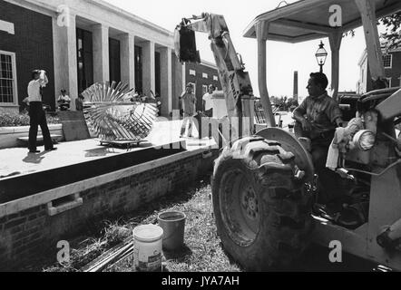 Costruzione della scultura centenaria, creata dallo scultore David Brown per celebrare il centesimo anniversario della fondazione della Johns Hopkins University nel campus di Homewood dell'Università di Baltimora, Maryland. 1976. Foto Stock