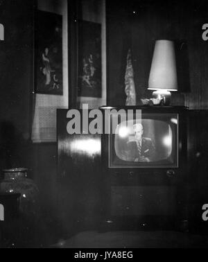 La Johns Hopkins science review show televisivo, dotate di televisione americana Lynn host poole, essendo giocato su un televisore in san francisco, febbraio 1952. Foto Stock