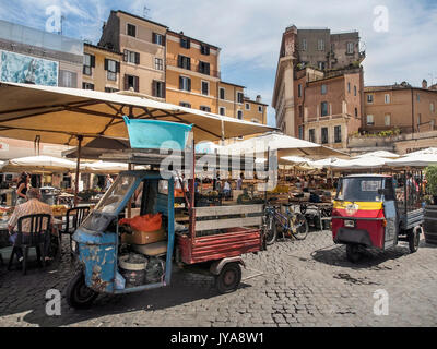 ROMA, ITALIA - 01 AGOSTO 2015: Panoramica generale del mercato campo de' Fiori con i veicoli di consegna Tuk Tuk Foto Stock