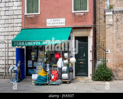 VENEZIA, ITALIA - 05 MAGGIO 2015: Piccolo negozio di ironmongers Foto Stock