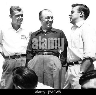 Milton stover eisenhower, presidente della Johns Hopkins University (centro), chiacchierando con i leader degli studenti a mont alto encampment, 1965. Foto Stock