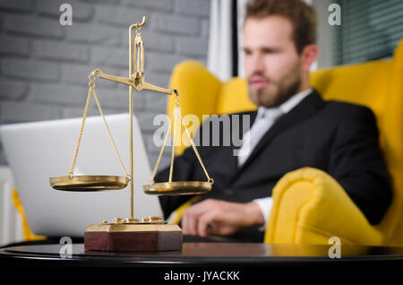 Bilancia della giustizia, avvocato in background. avvocato documento accordo scale avvocato competente sullo sfondo il concetto di equilibrio Foto Stock