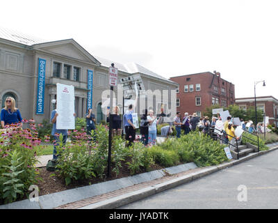 Artisti e amanti dell'arte vendita di protesta del Berkshire Museum di dipinti al museo del fondo in espansione di Pittsfield Massachusetts Foto Stock