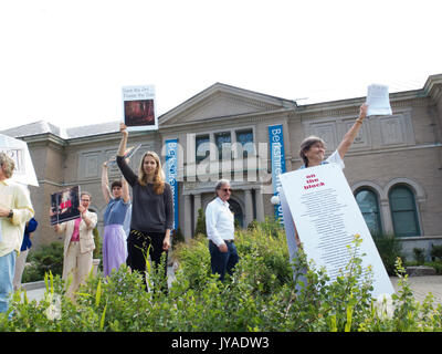 Artisti e amanti dell'arte vendita di protesta del Berkshire Museum di dipinti al museo del fondo in espansione di Pittsfield Massachusetts Foto Stock