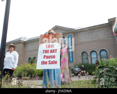 Artisti e amanti dell'arte vendita di protesta del Berkshire Museum di dipinti al museo del fondo in espansione di Pittsfield Massachusetts Foto Stock