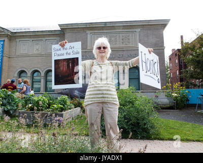 Artisti e amanti dell'arte vendita di protesta del Berkshire Museum di dipinti al museo del fondo in espansione di Pittsfield Massachusetts Foto Stock