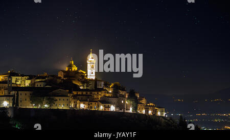 Vista notturna della città di Trevi in Umbria (Italia). Formato orizzontale. Foto Stock